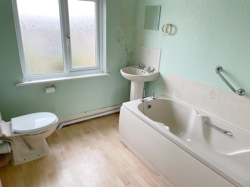 Lot: 130 - SEMI-DETACHED HOUSE FOR IMPROVEMENT - Bathroom